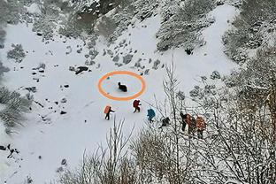 绝不放弃！新疆U18队员倒地后爬起继续进攻！